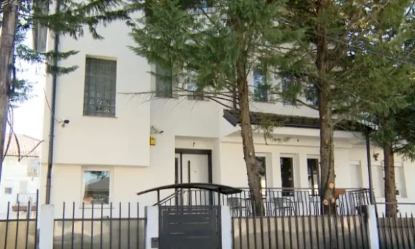Dy persona gjetur, dy të tjerë kërkohen pas ikjes nga shtëpia e sigurt në Gjakovë 