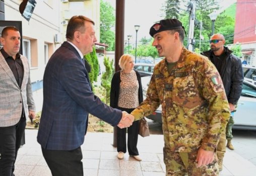 zevendeskomandanti-i-kfor-it-takohet-me-kryetarin-e-zvecanit