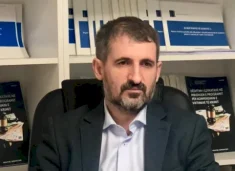 ironizon-miftaraj:-pasuria-e-zyrtareve-te-vv-se-po-i-tundon-edhe-disa-hoxhallare