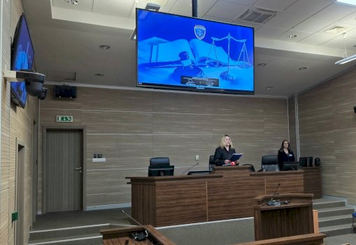 gjykata-shpall-fajtore-dy-te-akuzuarit-per-korrupsion-ne-pallatin-e-rinise,-demi-mbi-100-mije-euro