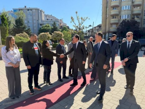 kurti-shkon-ne-mitrovice,-viziton-kryetarin-faton-peci