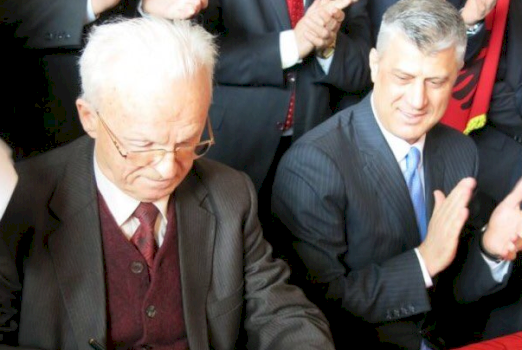 Endrit Thaçi rikthen moment historik: "Po e shpall Pavarësinë, po" – Hashim Thaçi përgjigjet "Me emër të Zotit" 