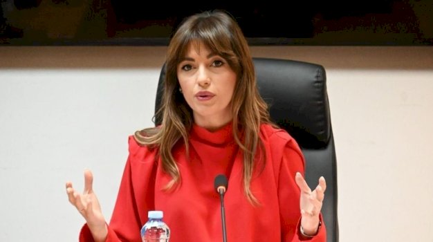 dikur-“ushtrja-e-ibrahim-rugoves”-sot-pjese-e-strukturave-te-vv’se,-haxhiu-e-vecon-adelina-ismailin-ne-takimin-e-pratise
