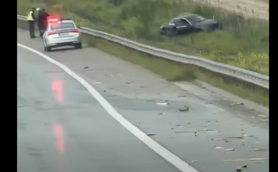 aksident-ne-autostraden-“ibrahim-rugova”,-nje-veture-del-komplet-nga-rruga