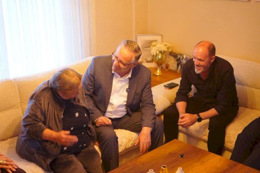 hamza-viziton-familjet-gashi-dhe-muhaxhiri-ne-prizren:-ka-ardhur-koha-qe-shteti-te-kujdeset-me-shume-per-familjet-dhe-dinjitetin-e-qytetareve