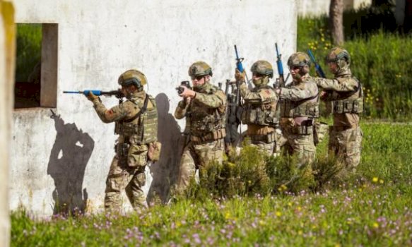   Para presionit vjen përgatitja    ushtarët e Shqipërisë stërviten me Forcat Speciale të SHBA së   NATO ndan foto