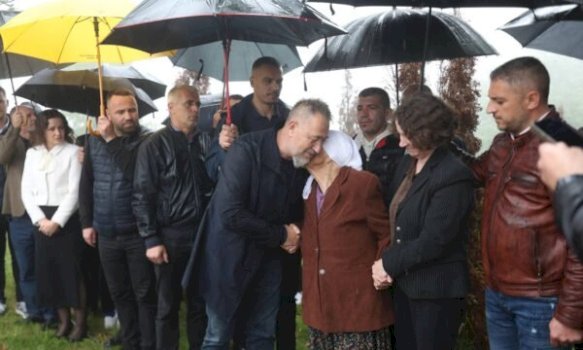 sami-lushtaku-emocionohet-nga-nena-e-deshmorit-ne-tice:-nuk-eshte-lehte-per-mua…