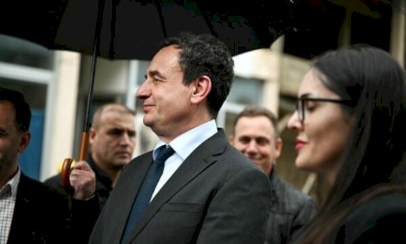 pak-para-zgjedhjeve,-kurti-merr-pjese-ne-nisjen-e-punimeve-ne-nje-rruge,-operatorit-i-thote-te-punoje-shpejt