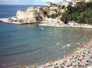 rregulla-te-reja-ne-ulqin:-gjoba-deri-ne-500-euro-per-ata-qe-levizin-me-rroba-banjo-jashte-plazhit