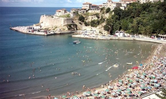 rregulla-te-reja-ne-ulqin:-gjoba-deri-ne-500-euro-per-ata-qe-levizin-me-rroba-banjo-jashte-plazhit