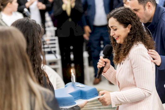suhareka-feston-ditelindjen-e-vjosa-osmanit-me-torte-dhe-qirinj