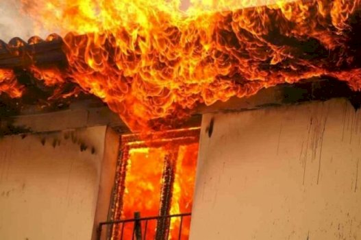 Thyejnë xhamin dhe i vunë zjarrin  digjet një lokal në Prizren