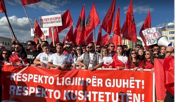 “gjuha-shqipe-eshte-amanet”,-studentet-shqiptare-brohorasin-njezeri-ne-shkup