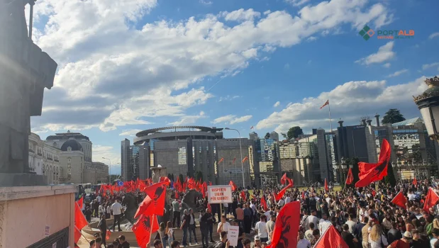 “duam-te-drejten-qe-na-takon”,-studentet-ne-shkup-kerkojne-pergjegjesi-per-pamundesine-e-dhenies-se-jurisprudences-ne-shqip-(video)