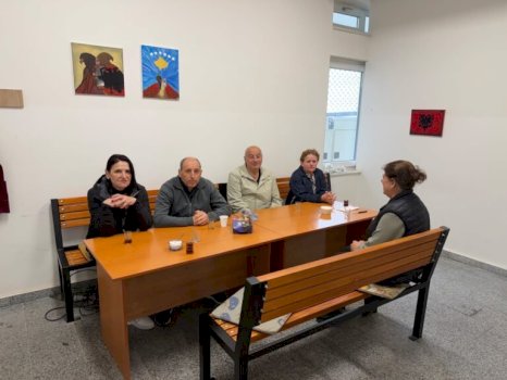 Punëtorët teknikë të shkollave në Prishtinë hyjnë në grevë, drejtori i shkollës nuk i lejoi të flasin