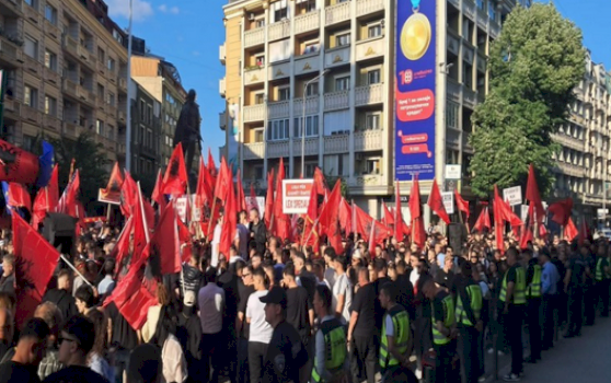 protesta-e-studenteve-ne-shkup-per-gjuhen-shqipe,-policia-liron-tre-te-rinjte-shqiptare