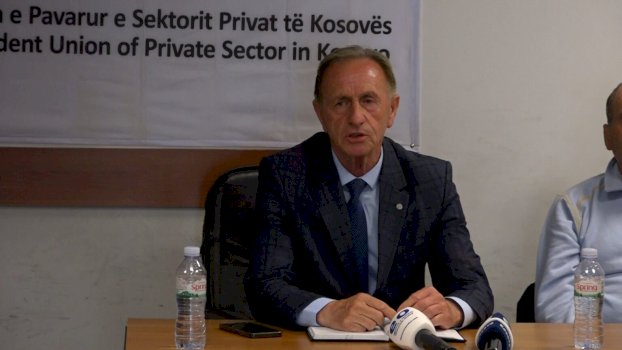 Pezullohet greva  punëtorëve teknikë të shkollave në Prishtinë u dalin pagat