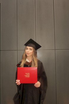 Denisa Shahini  shqiptarja e parë që diplomohet në shkollën prestigjioze të dizajnit në New York