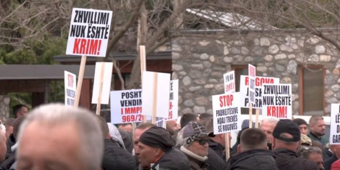 protestohet-sot-ne-prishtine-kunder-ndalimit-te-sherbimeve-ndertimore-ne-rugove
