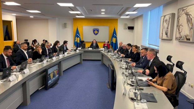 qeveria-ndan-nga-100-euro-per-pensionistet,-femijet,-punetoret-e-sektorit-privat-dhe-studentet