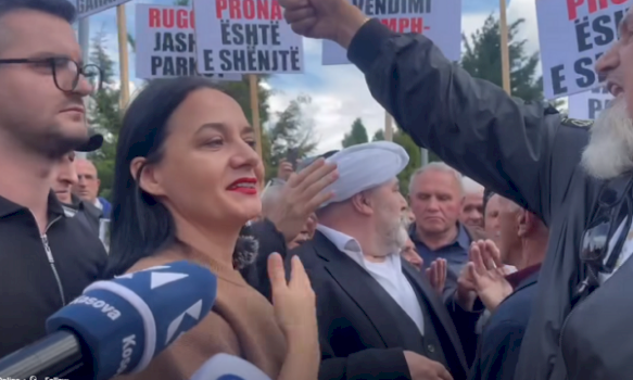 “ke-ardhur-per-te-provokuar-masen”,-fitore-pacolli-del-para-protestuesve-ne-ministri