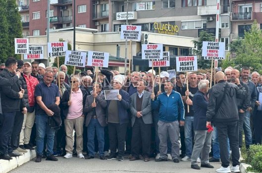 nis-protesta-kunder-ndalimit-te-sherbimeve-ndertimore-ne-rugove