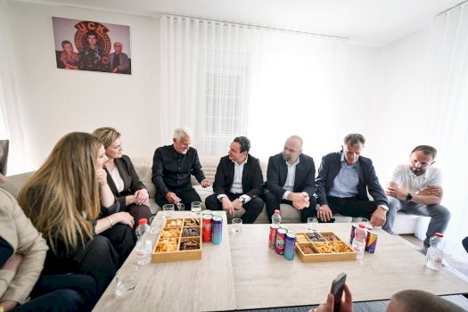 albin-kurti-viziton-familjen-gudaqi-ne-stagove-ku-humben-3-anetare-gjate-luftes:-deshmoret-dhe-martiret-jane-themelet-e-shtetit