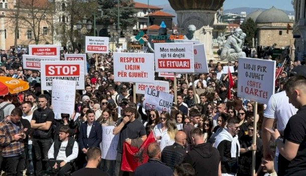 te-marten-mbahet-proteste-ne-tirane-ne-mbeshtetje-te-studenteve-shqiptare-ne-rmv