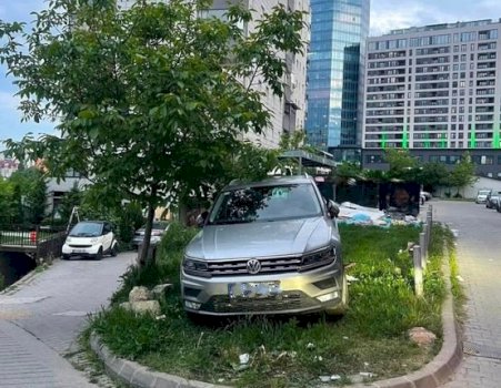 komuna-e-prishtines-e-patolerueshme-per-parkuesit-ne-hapesira-te-gjelberuara