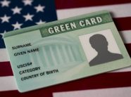shba-ja-ndryshon-rregullat-per-marrjen-e-“green-card”