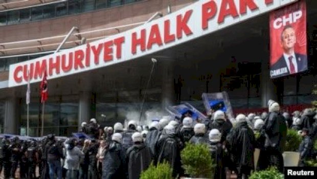 policia-turke-hyn-me-force-ne-seline-e-opozites-pas-shkarkimit-te-udheheqjes-se-saj