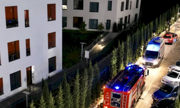 zjarr-ne-nje-ndertese-ne-tirane:-evakuohen-banoret,-nje-grua-dergohet-ne-spital-nga-asfiksia