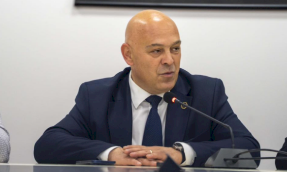 ardian-gjini-e-nis-javen-ne-vushtrri,-zhvillon-takime-me-biznese-dhe-te-rinjte