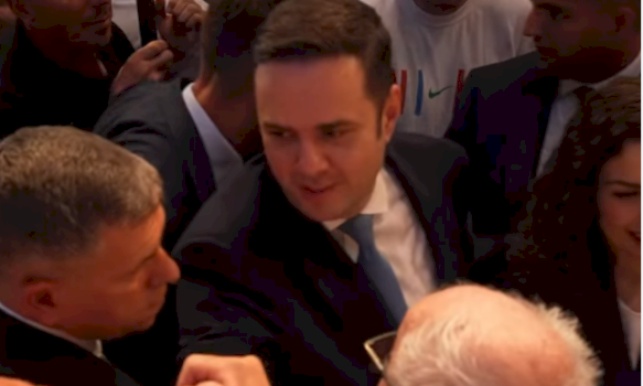 abdixhiku-poston-nje-video-me-perkrahje-te-madhe-ne-tubimin-me-mergaten:-ldk-eshte-dashni