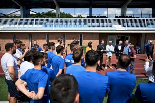 kurti-viziton-“fc-malisheva”,-premton-mbeshtetje-per-infrastrukturen-sportive