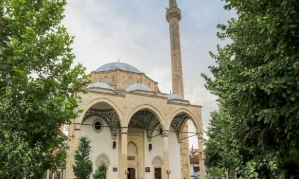 besimtaret-myslimane-festojne-sot-kurban-bajramin,-namazi-u-fal-ne-oren-05:40