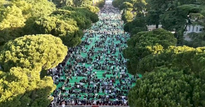 bulevardi-“deshmoret-e-kombit”-ne-tirane-mbushet-me-besimtare,-falin-namazin-e-bajramit