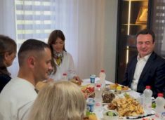 kurti-feston-kurban-bajramin-me-familjen-e-heroit-afrim-bunjaku-ne-vushtrri