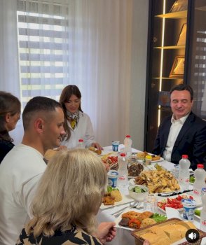 kurti-feston-kurban-bajramin-me-familjen-e-heroit-afrim-bunjaku-ne-vushtrri