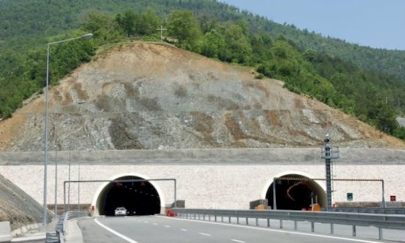 aksident-ne-hyrje-te-tunelit-te-kalimashit,-te-pakten-tre-te-lenduar