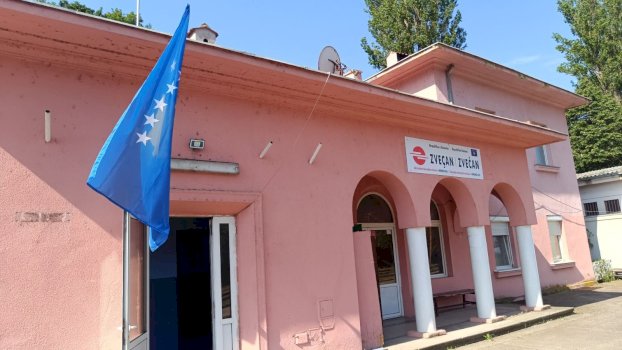 hiqet-tabela-me-mbishkrim-cirilik-ne-stacionin-e-trenit-ne-zvecan,-vendoset-flamuri-i-kosoves