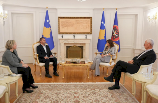 haxhiu-pret-ne-nje-takim-kryesuesin-dhe-sekretaren-e-pergjithshme-te-keshillit-konsultativ-per-komunitete