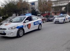 aksident-fatal-ne-fier,-automjeti-del-nga-rruga-dhe-perfundon-ne-kanal-–-humb-jeten-37-vjecari