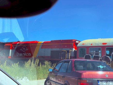 treni-perplaset-me-nje-veture-ne-fushe-kosove