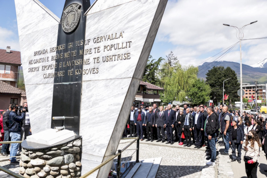 haradinaj-nderon-te-renet-e-decanit:-burim-i-patrioteve-nder-breza-dhe-i-sakrifices-per-liri