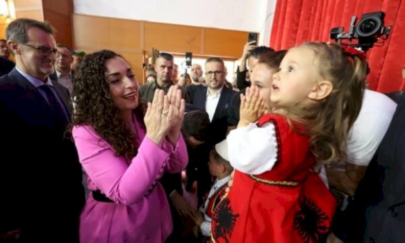 vjosa-osmani-i-drejtohet-vajzave-te-vogla:-mos-lejoni-askend-t’ju-binde-se-endrrat-tuaja-jane-shume-te-medha