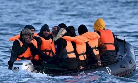 Britania përdor inteligjencën artificiale për të luftuar mashtrimet në azil: kontrolli i moshës së emigrantëve 