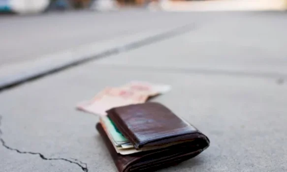 e-mitura-gjen-kuleten-me-2000-euro-ne-mitrovice,-e-dorezon-ne-polici