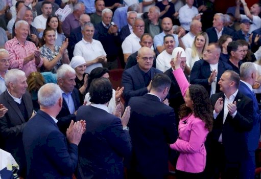 osmani-ne-decan,-e-quan-vend-te-historise-dhe-mikpritjes-se-jashtezakonshme