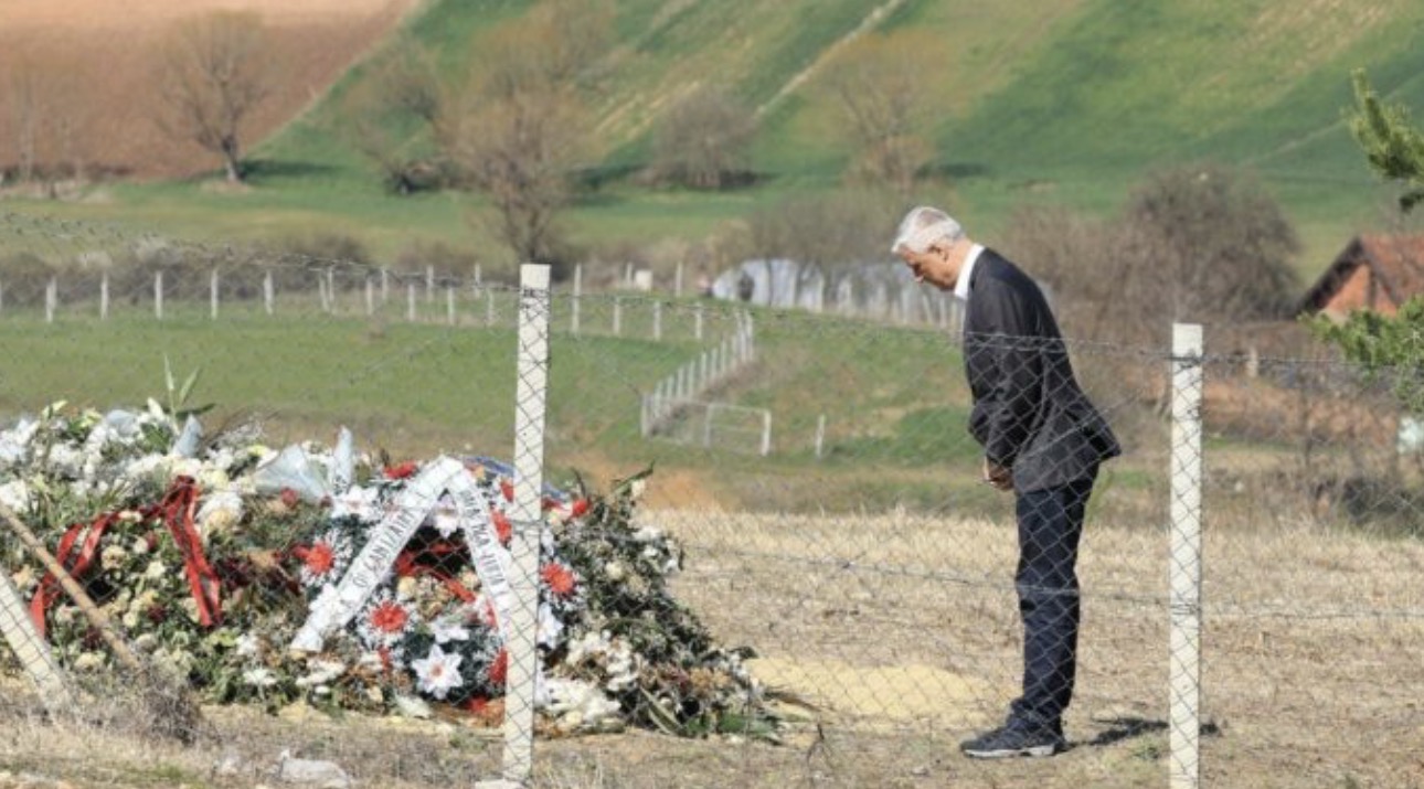 Hashim Thaçi rrëfen dhimbjen pas varrimit të babait: "Lotët e ndjekin edhe sot"
